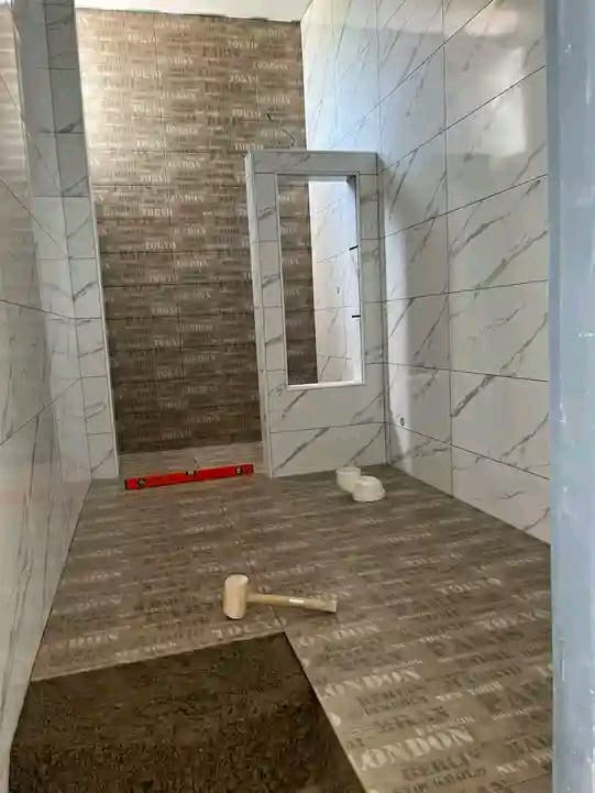Casa de banho revestida em porcelanato