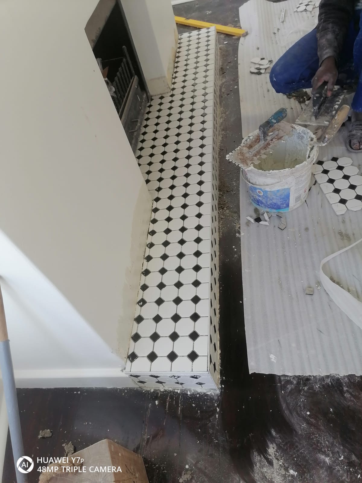 Aplicação de mosaico decorativo preto e branco
